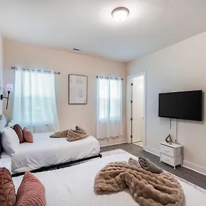  Holiday home Elegant 3br Family & Business Friendly Near Downtown With Free Parking, Wfh, & Wi-fi