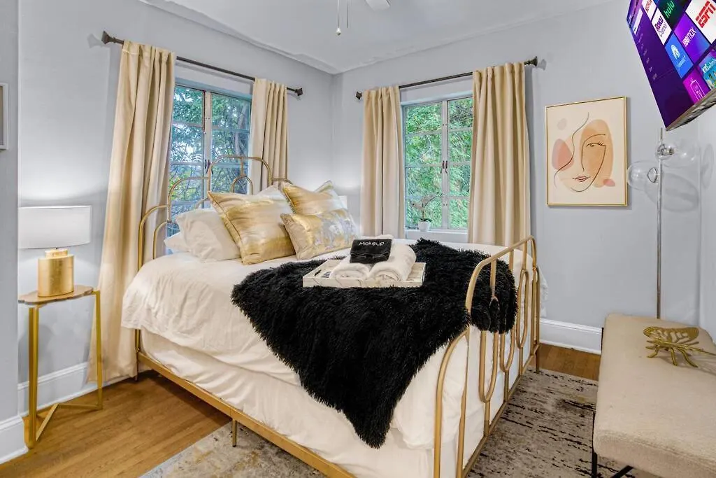 Holiday home Charming Getaway, Minutes To Everything! Charlotte